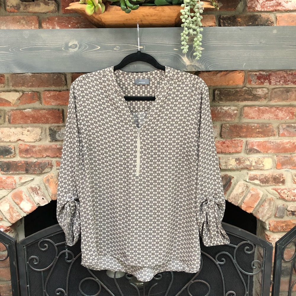 Yessica flowy blouse with 3/4 zipper